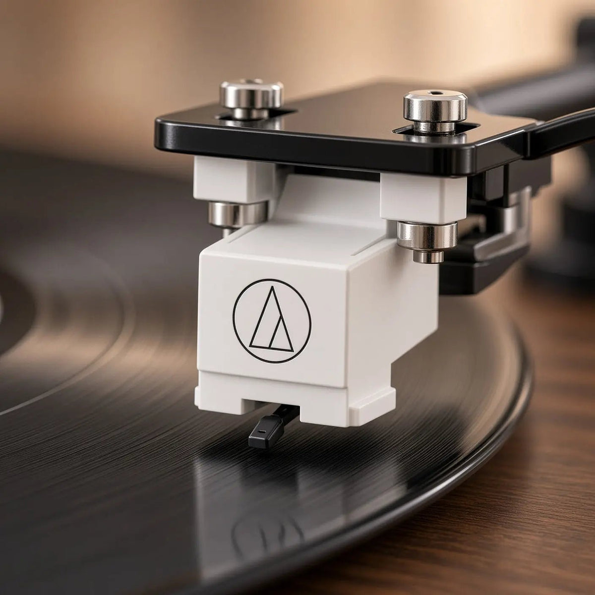 Gros plan sur la cellule Audio-Technica à pointe diamant de la platine Atlas