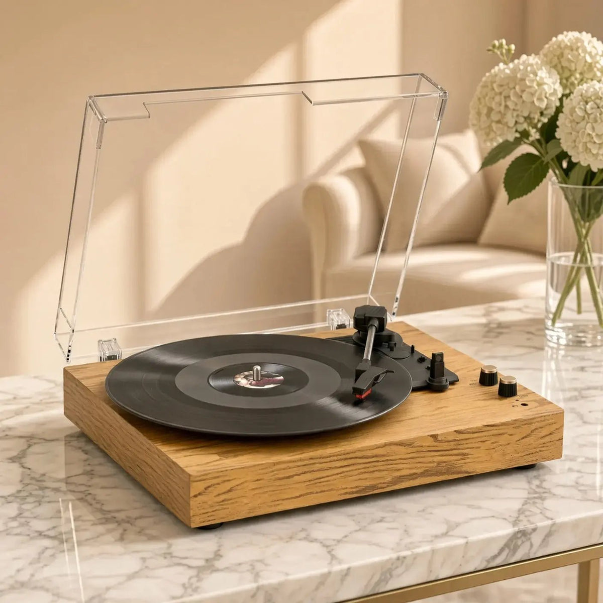 Platine vinyle Chêne en finition bois clair, capot ouvert et vinyle sur le plateau