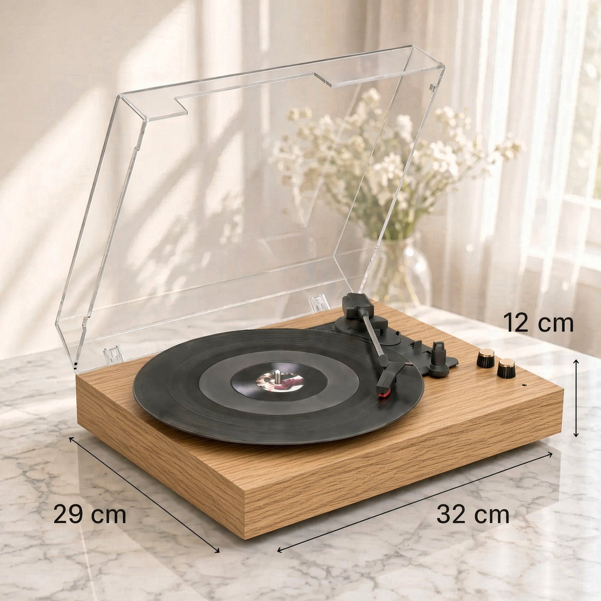 Dimensiones del tocadiscos Roble, con la tapa abierta, sobre una mesa de mármol