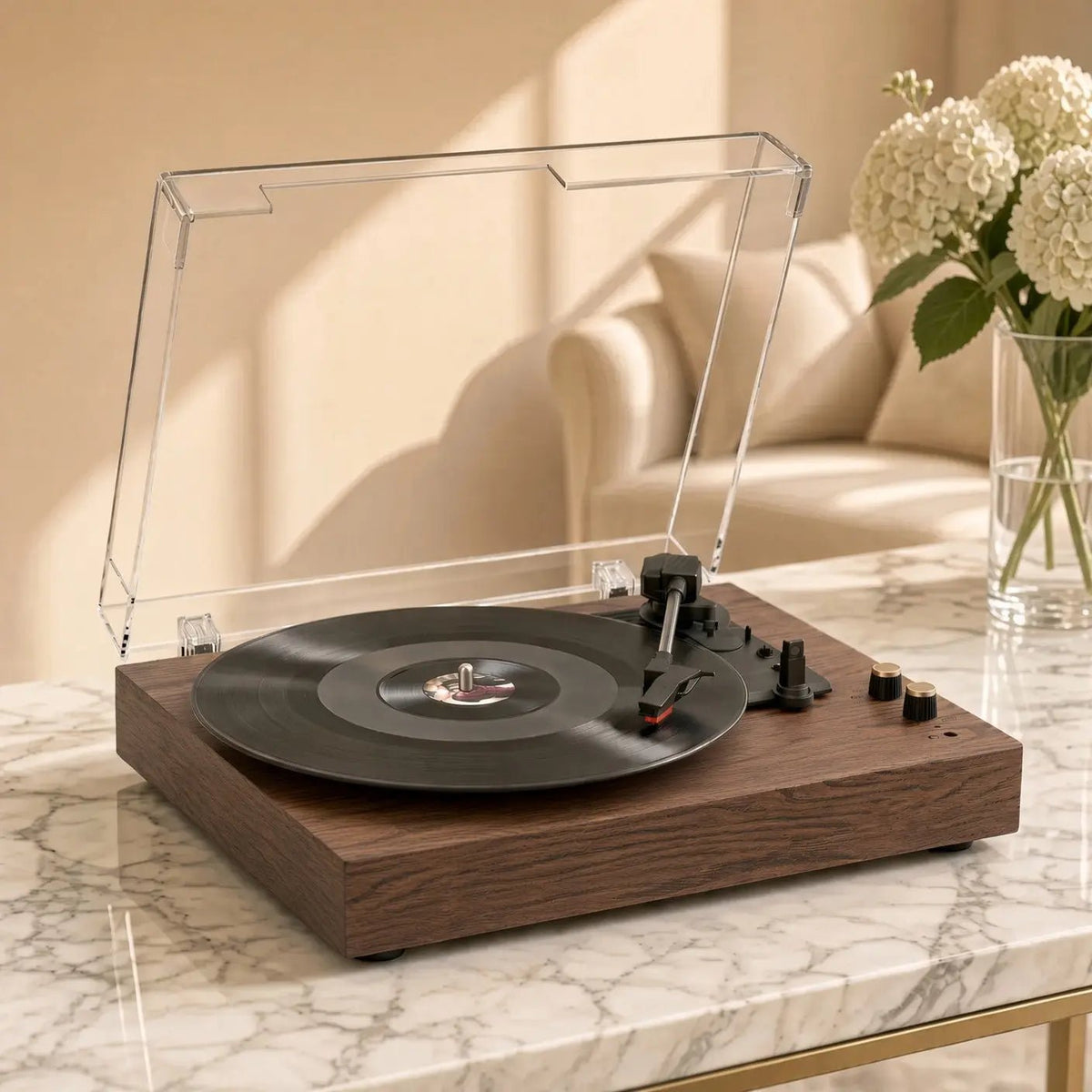 Platine vinyle Chêne en finition bois foncé, capot transparent ouvert sur une table en marbre