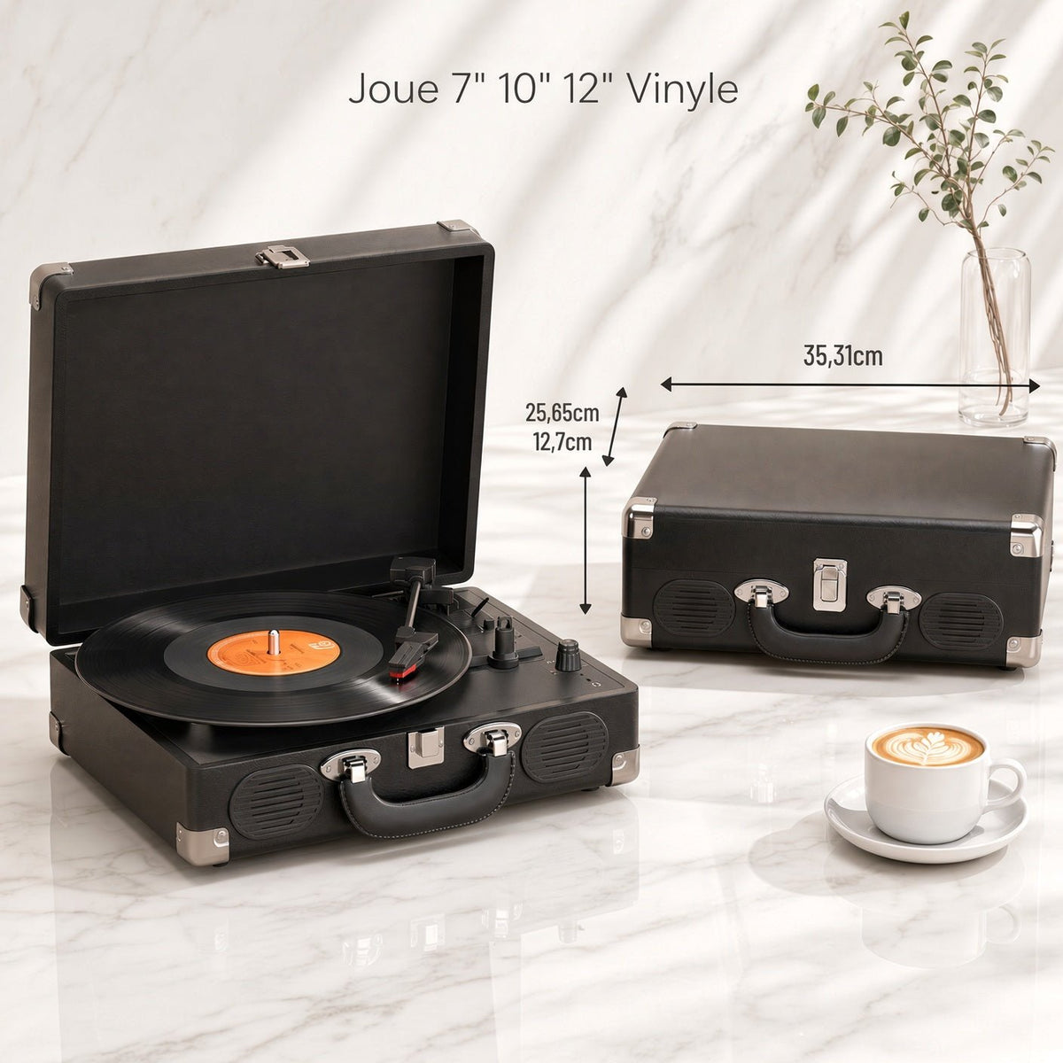 Dimensiones del tocadiscos Nomade en maleta, abierto con un disco de 45 rpm en el plato